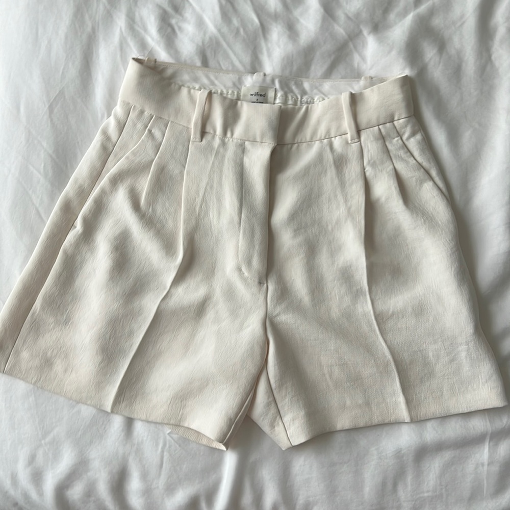 Aritzia Effortless Shorts 5” in Light Birch
